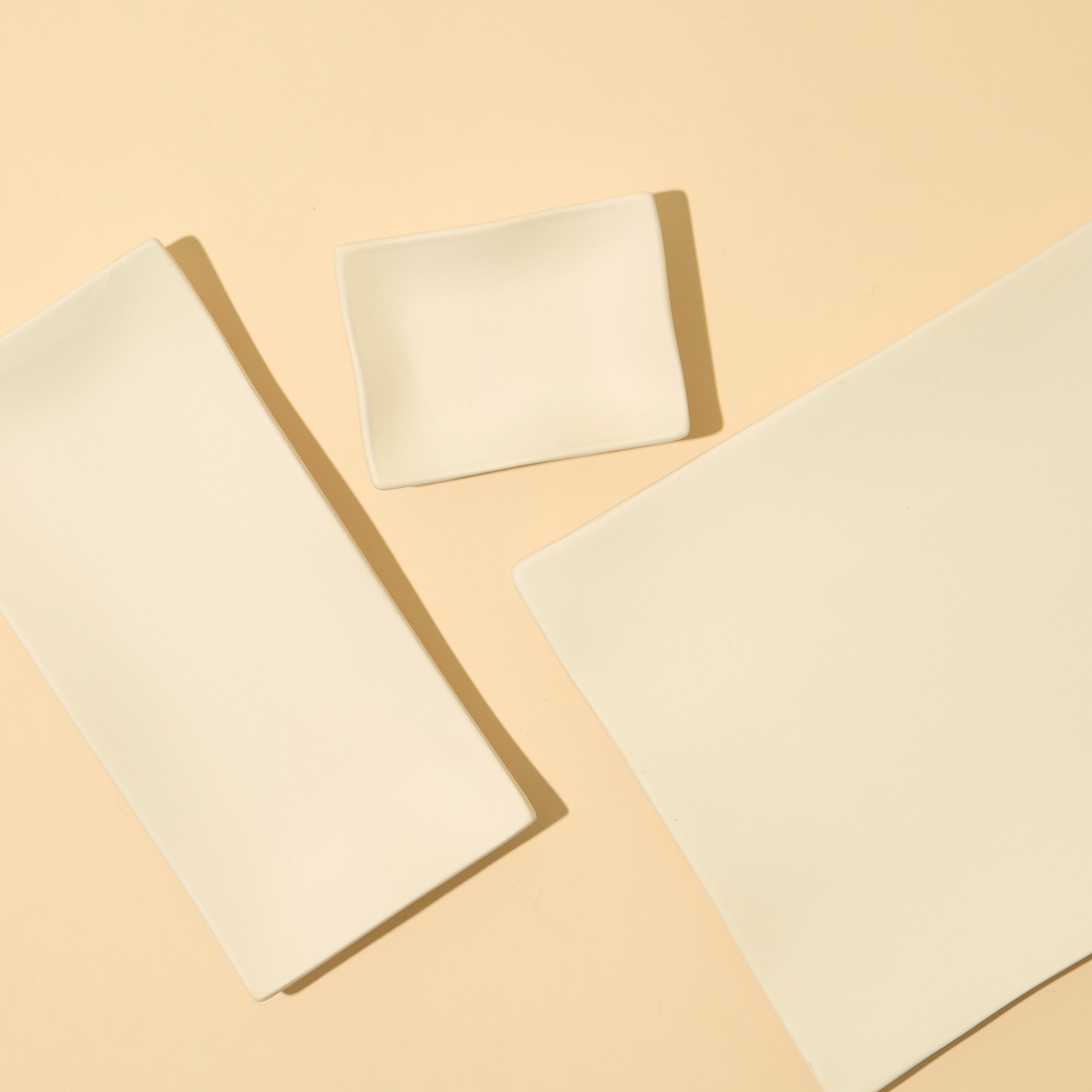 Dishes with wavy edges 